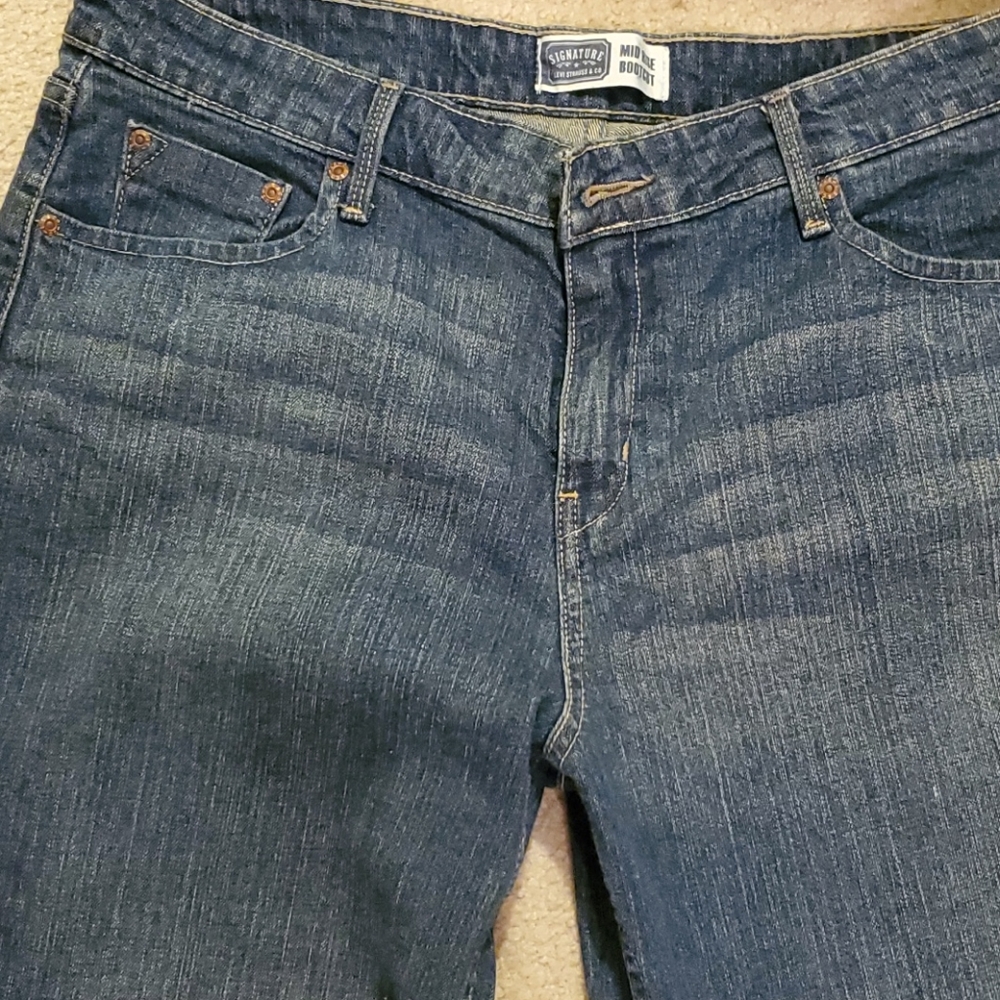 Womens signature  levis jeans